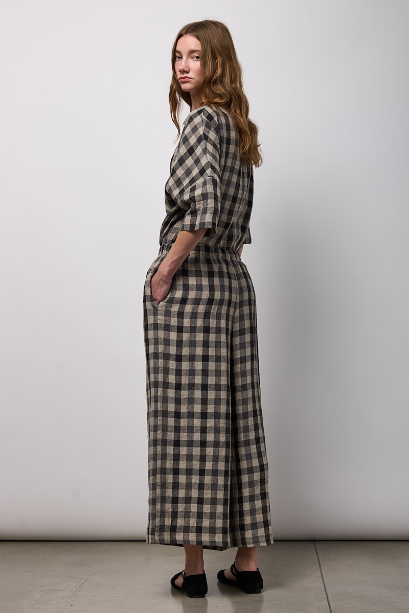 PANTALONE CON ELASTICO IN VITA E GAMBA PALAZZO