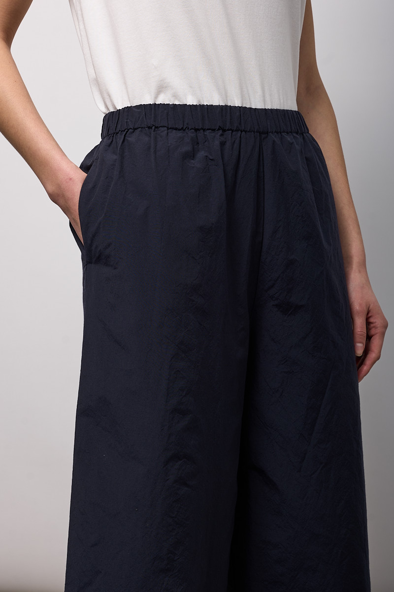 PANTALONE CON ELASTICO IN VITA E GAMBA PALAZZO