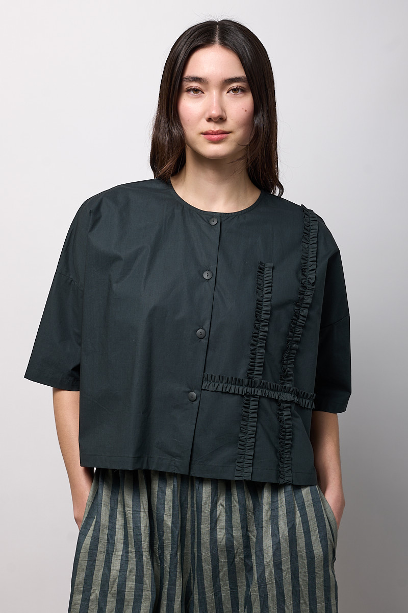 BLUSA CON BOTTONI E FRAPPE APPLICATE