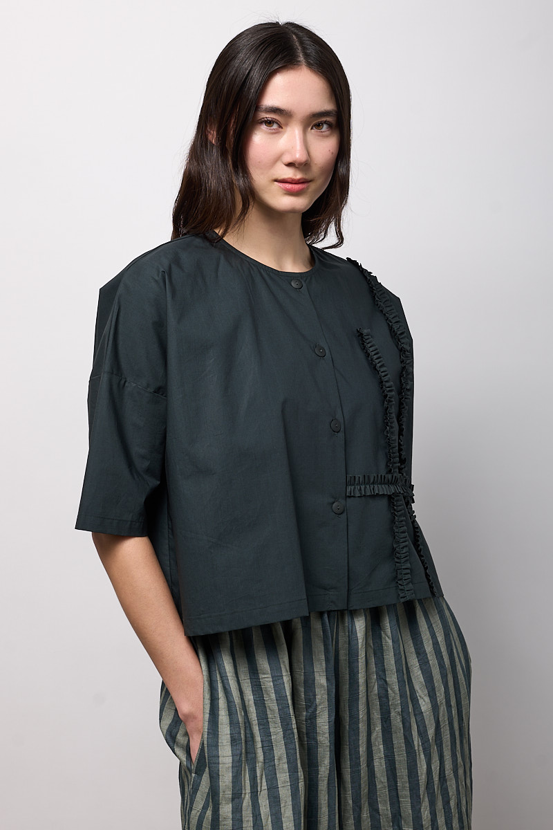 BLUSA CON BOTTONI E FRAPPE APPLICATE