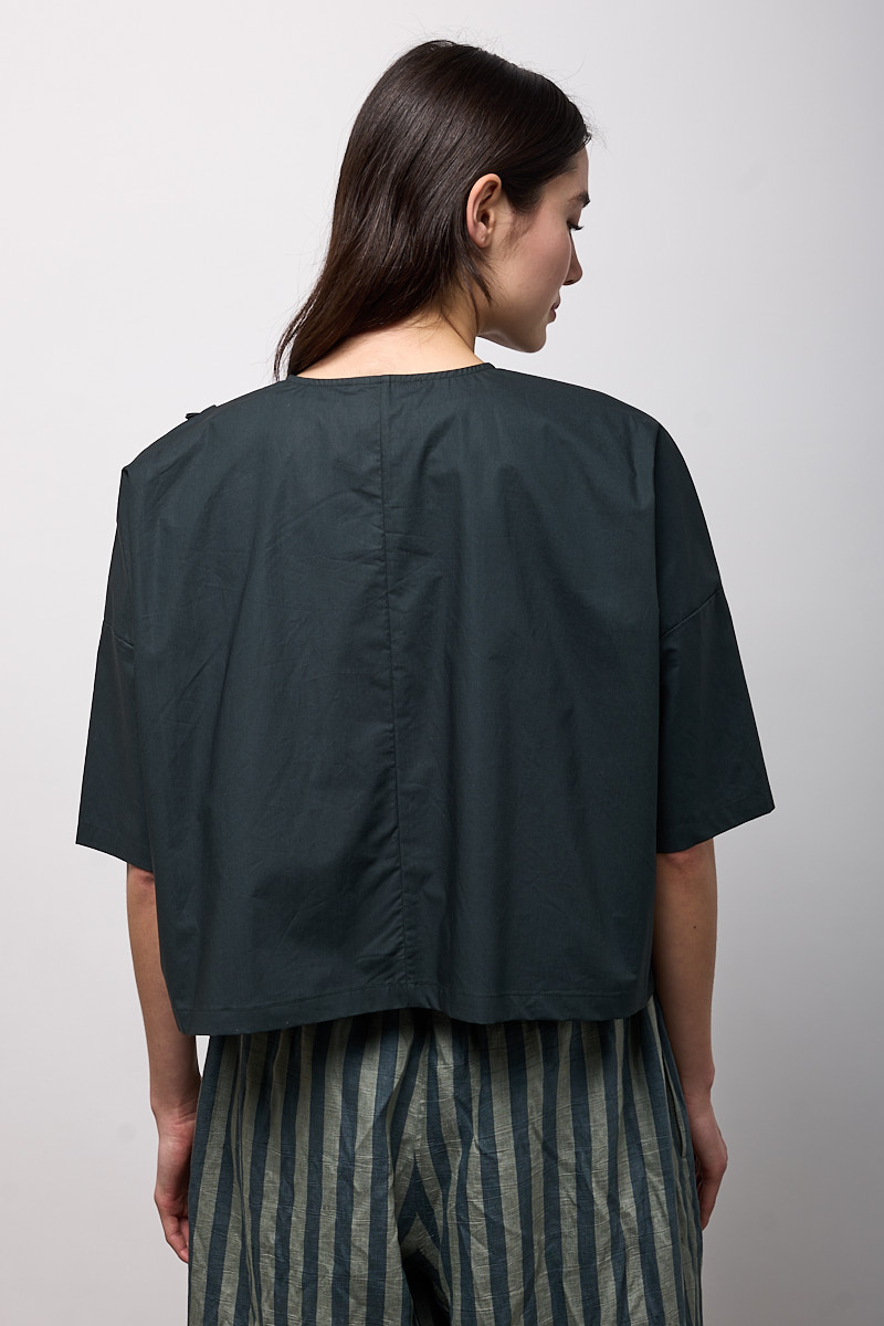 BLUSA CON BOTTONI E FRAPPE APPLICATE