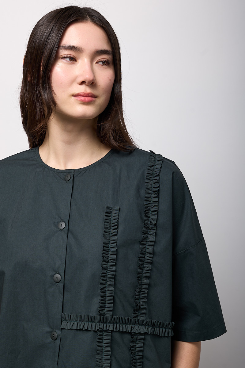 BLUSA CON BOTTONI E FRAPPE APPLICATE