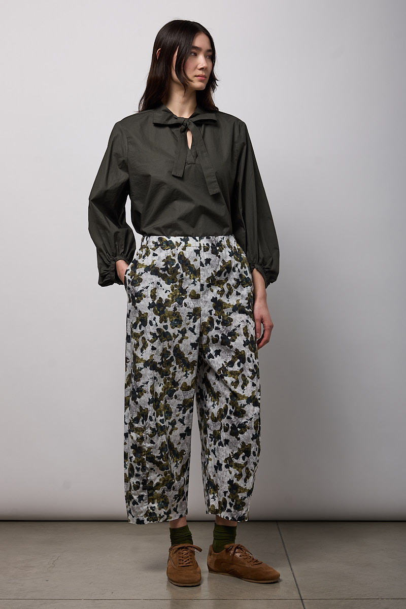 PANTALONE EASY CON PINCES SUL FONDO