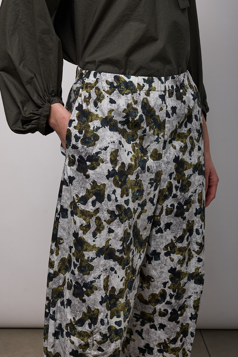 PANTALONE EASY CON PINCES SUL FONDO