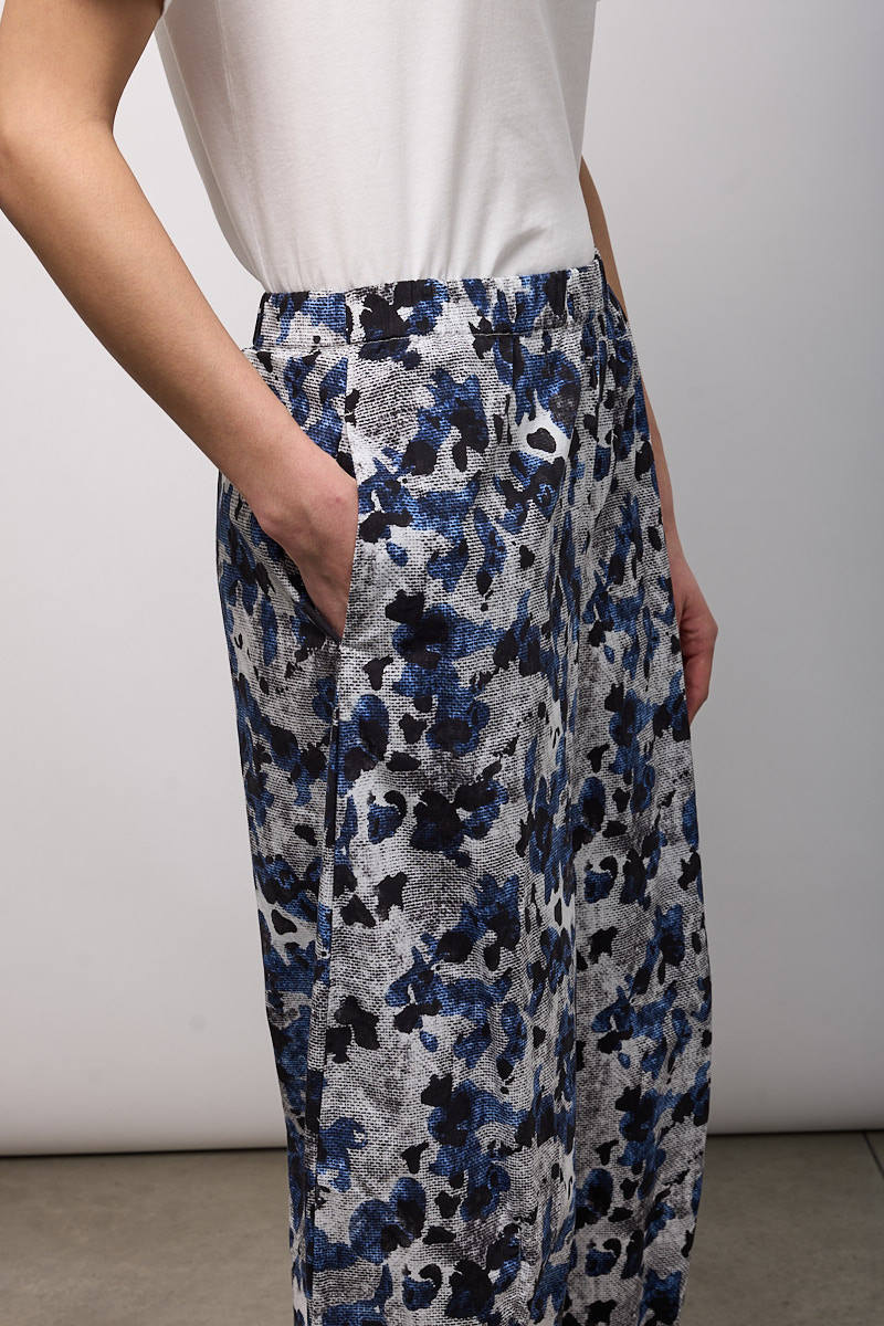 PANTALONE EASY CON PINCES SUL FONDO