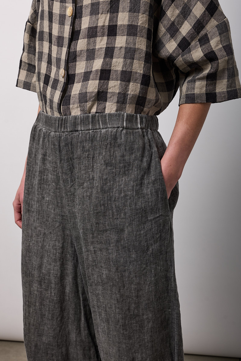 PANTALONE EASY CON PINCES SUL FONDO