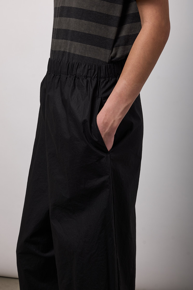 PANTALONE EASY CON PINCES SUL FONDO