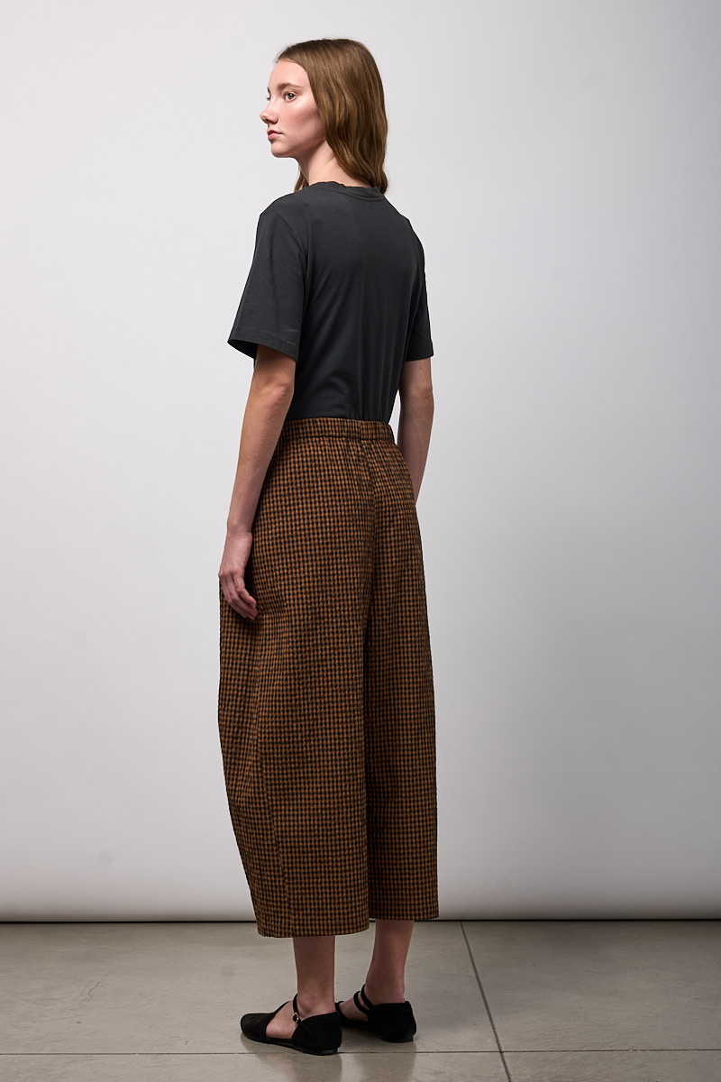 PANTALONE EASY CON PINCES SUL FONDO