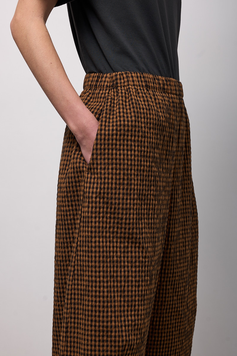 PANTALONE EASY CON PINCES SUL FONDO